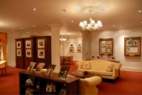 En lo que alguna vez fue la residencia de George Bernard Shaw, en 1956 la Casa Fitzroy se convirtió en la base de operaciones de L. Ronald Hubbard y la oficina de Londres de la Asociación Internacional de Scientologists Hubbard. 
